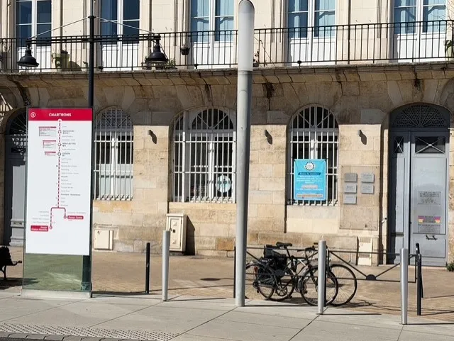 La façade de l’immeuble du cabinet, avec l’arrêt de tram Chartrons sur le trottoir.